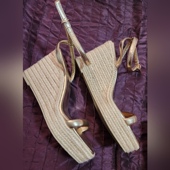 Gold platform sandal - Picture 3 of 3